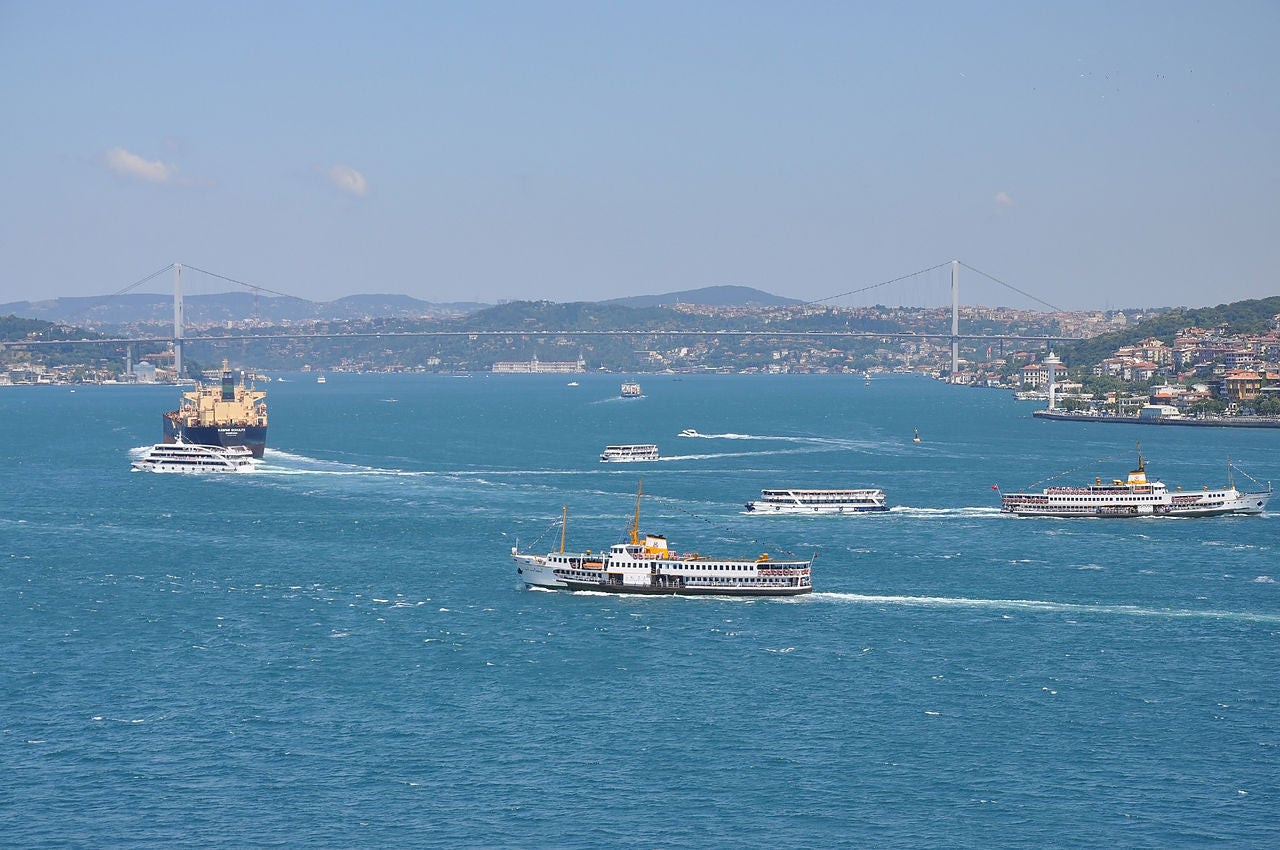 Ακυβέρνητο πλοίο καταστρέφει θαλαμηγό σε λιμάνι της Κωνσταντινούπολης (βίντεο)